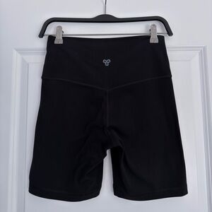 Aritzia TnAction 7” High Rise Biker Shorts